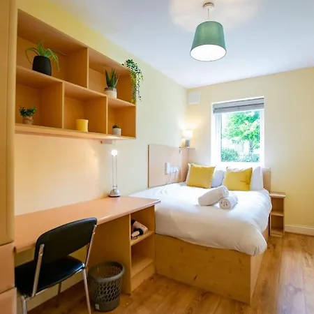 127 - Lovely 2 Bed With Parking