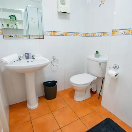 127 - Lovely 2 Bed With Parking *