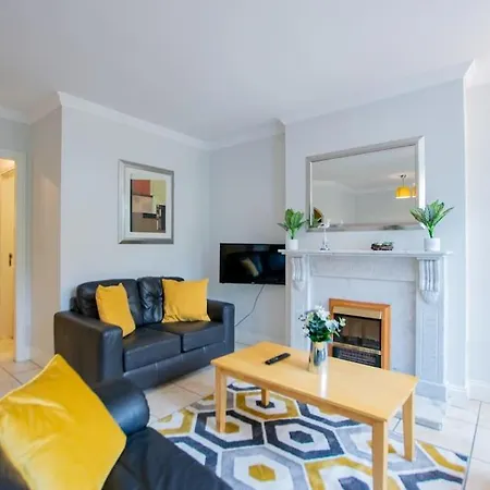 127 - Lovely 2 Bed With Parking *