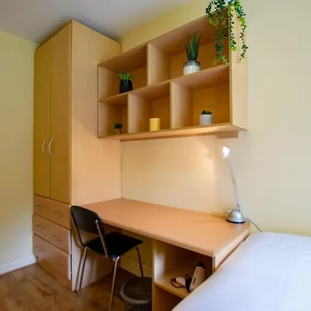 127 - Cozy 2br - Free Parking - Sleeps 4 بيت للعطل غالواي