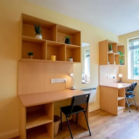 127 - Lovely 2 Bed With Parking
