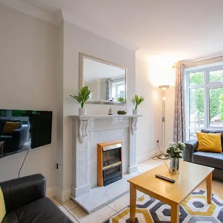 127 - Lovely 2 Bed With Parking