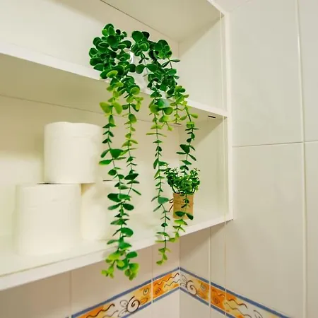 127 - Lovely 2 Bed With Parking *