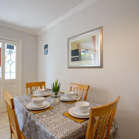 127 - Cozy 2br - Free Parking - Sleeps 4 Vakantiehuis Galway