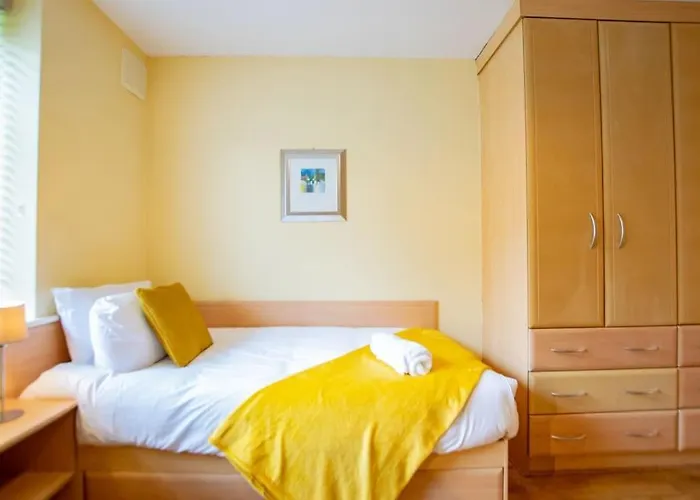 127 - Lovely 2 Bed With Parking * ゴールウェイ