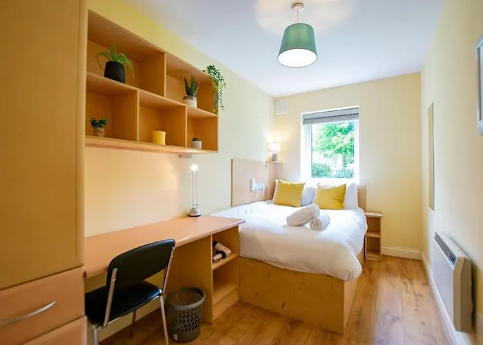 127 - Lovely 2 Bed With Parking