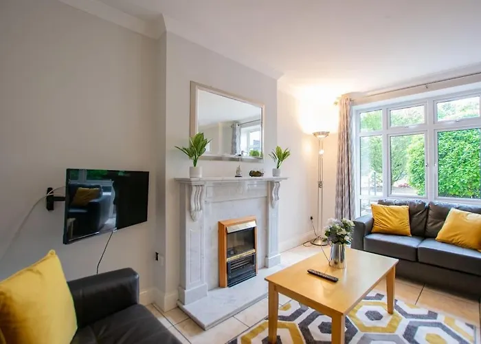 127 - Lovely 2 Bed With Parking
