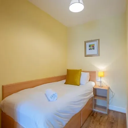 127 - Cozy 2br - Free Parking - Sleeps 4 بيت للعطل غالواي